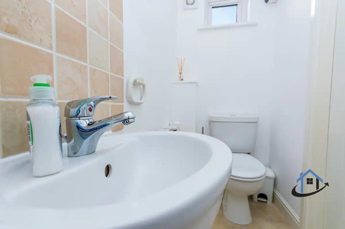 Davies House - Modern King Beds, Free Parking, Wifi, Contractors. Nhà nghỉ