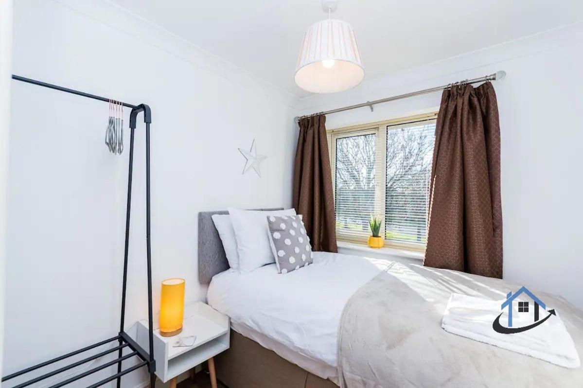 Nhà nghỉ Davies House - Modern King Beds, Free Parking, Wifi, Contractors. Swindon