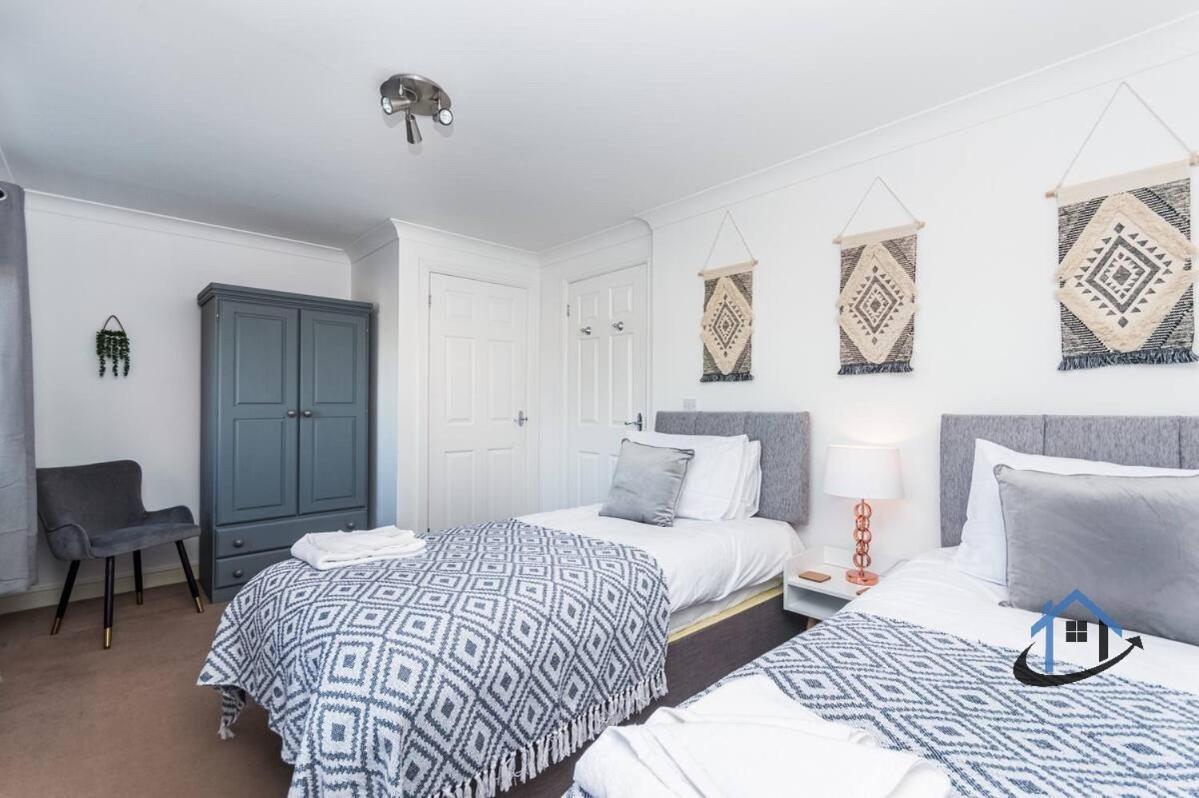 Davies House - Modern King Beds, Free Parking, Wifi, Contractors. Swindon