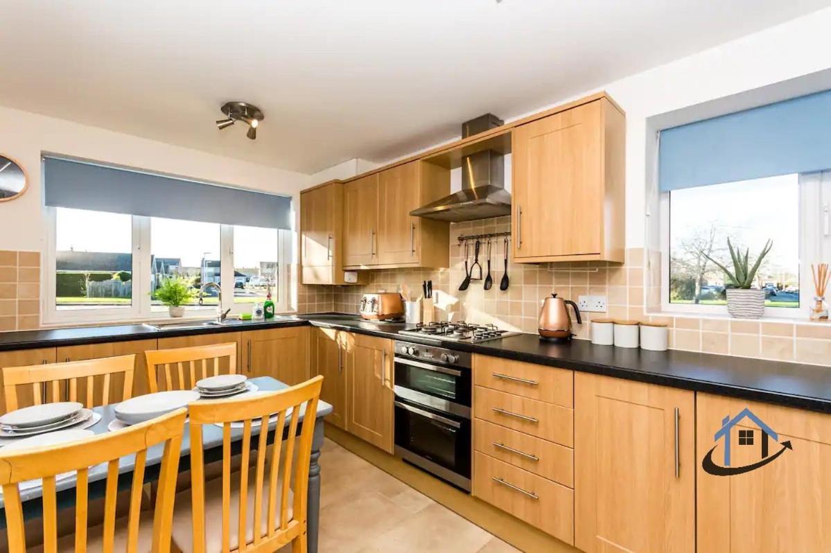 Davies House - Modern King Beds, Free Parking, Wifi, Contractors. Nhà nghỉ Swindon