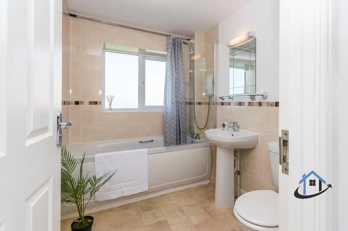 Davies House - Modern King Beds, Free Parking, Wifi, Contractors. *