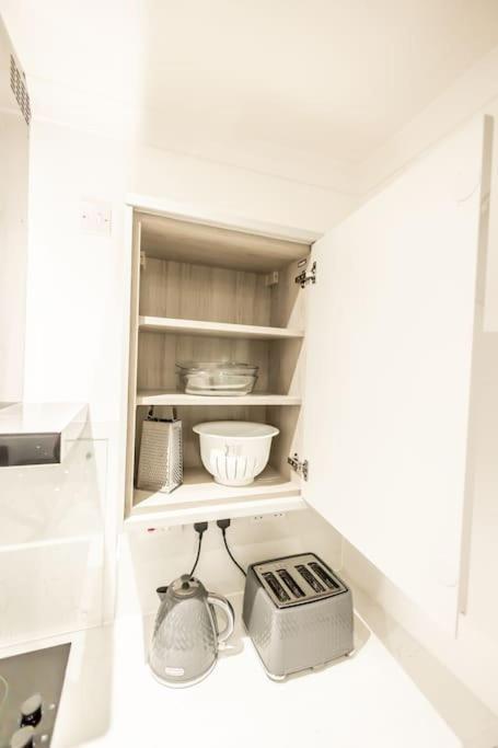 Apartment Executive Free On-site Parking, 2 En-suites, Sleeps 4, *