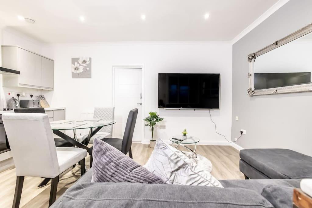 Executive Free On-site Parking, 2 En-suites, Sleeps 4, Swindon
