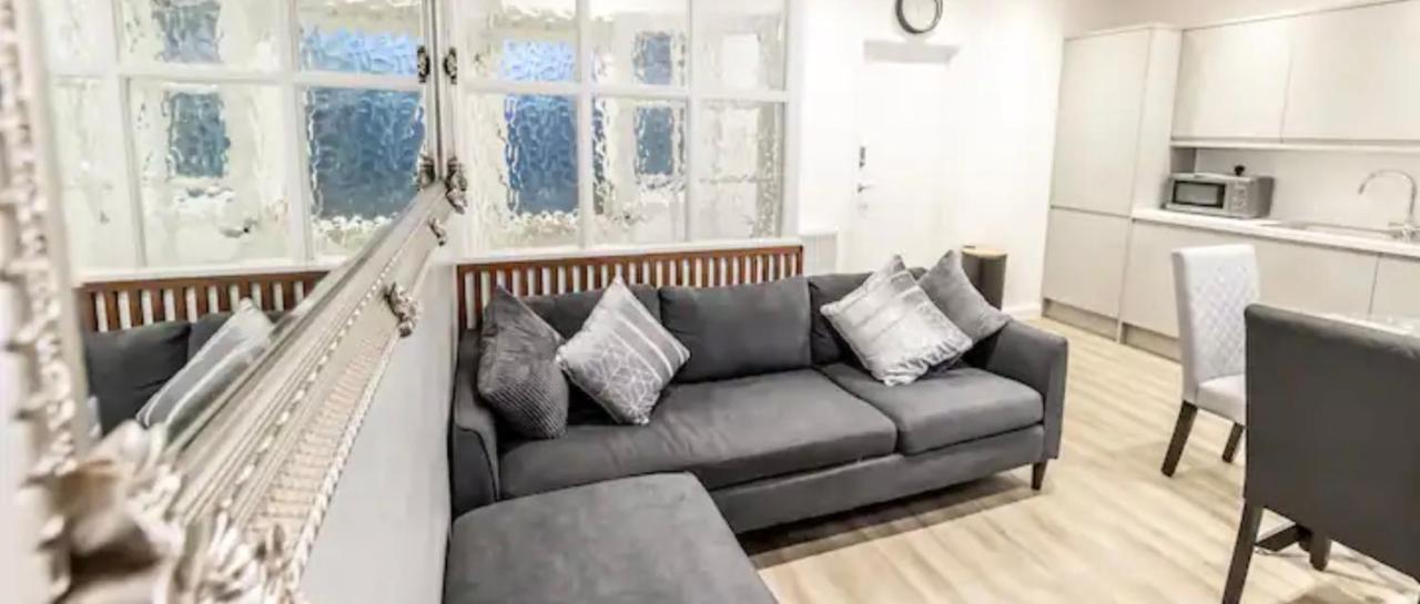 Executive Free On-site Parking, 2 En-suites, Sleeps 4, Apartment Swindon