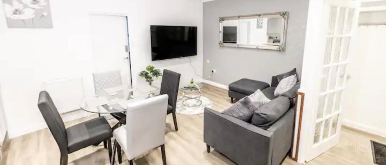 Apartment Executive Free On-site Parking, 2 En-suites, Sleeps 4, *
