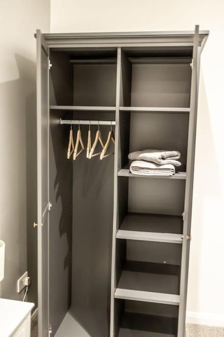 Executive Free On-site Parking, 2 En-suites, Sleeps 4, Apartment *
