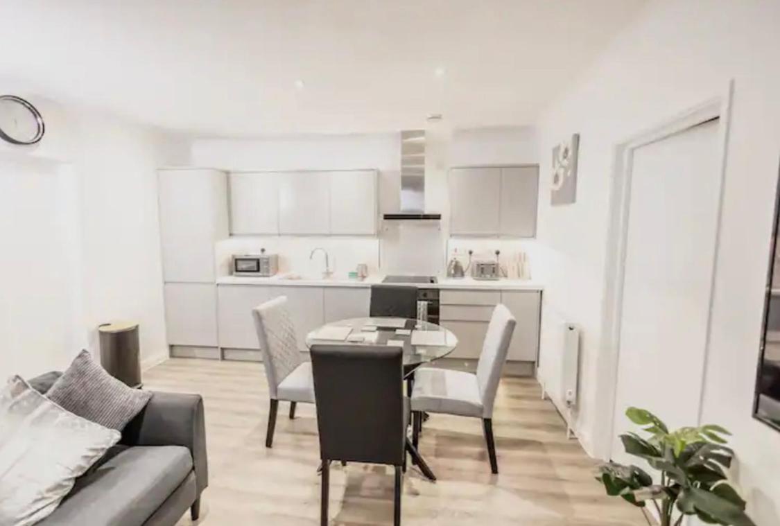 Executive Free On-site Parking, 2 En-suites, Sleeps 4, * Swindon