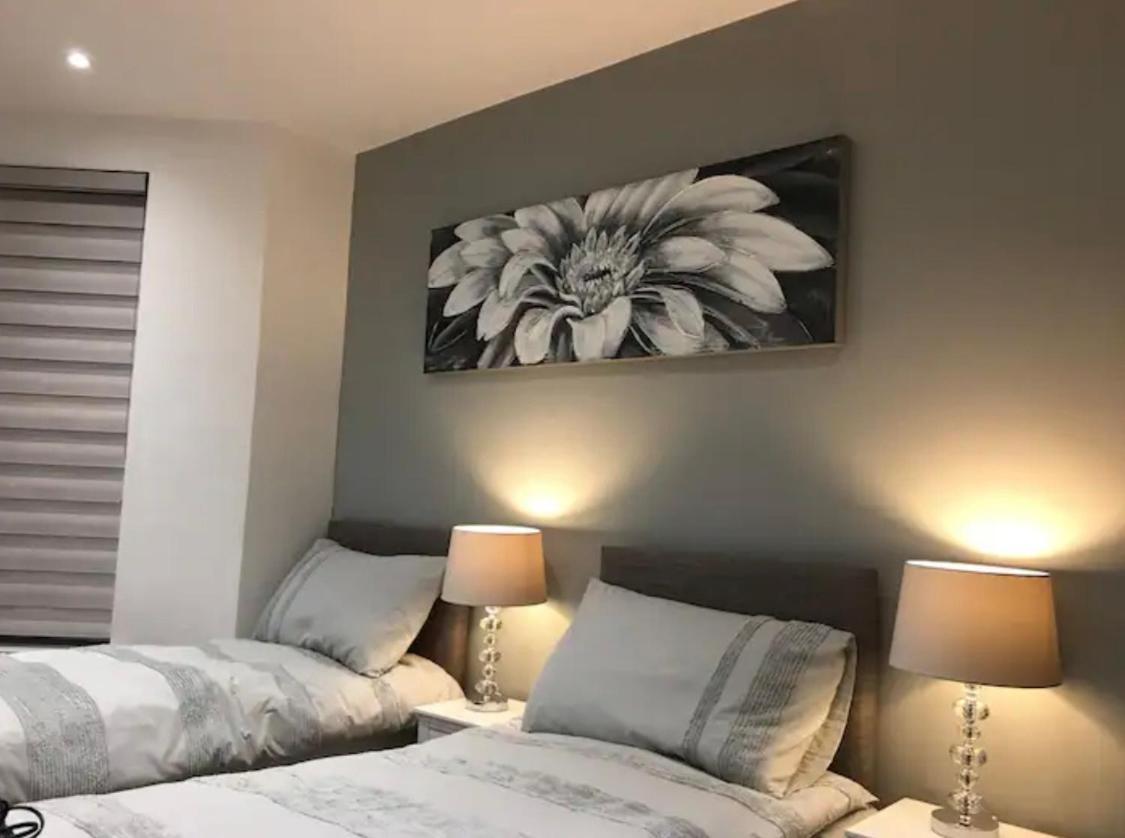 Apartment Executive Free On-site Parking, 2 En-suites, Sleeps 4, Swindon