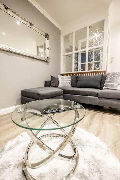 Executive Free On-site Parking, 2 En-suites, Sleeps 4, * Swindon