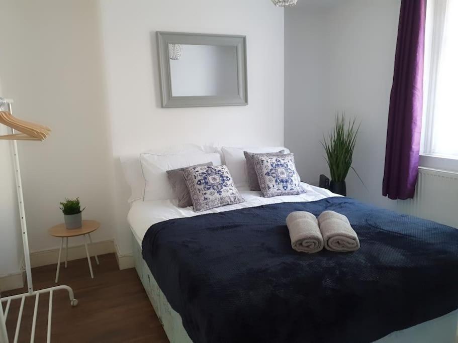 Holiday home October Disc - Long - Contractors Swindon