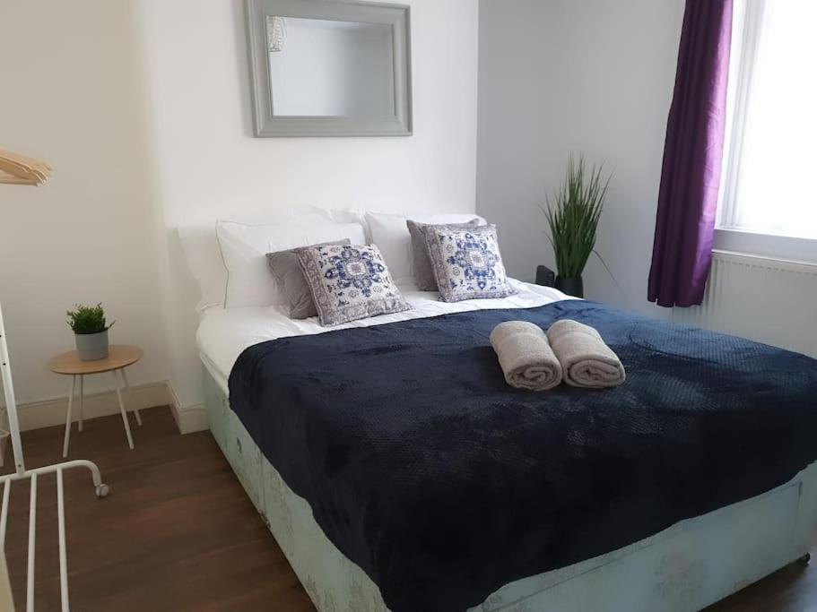 October Disc - Long - Contractors Holiday home Swindon