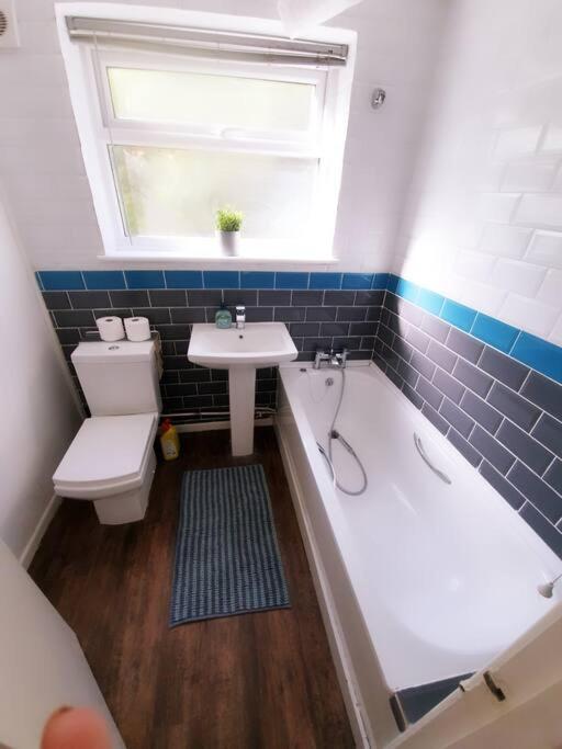 October Disc - Long - Contractors Holiday home Swindon