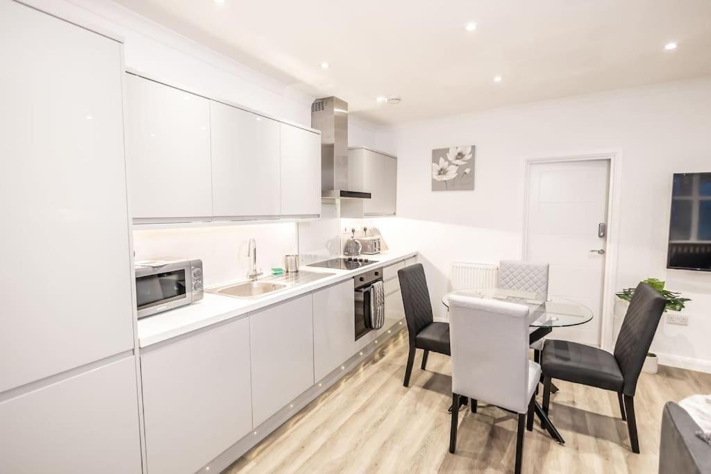 Executive Free On-site Parking, 2 En-suites, Sleeps 4, Apartment *