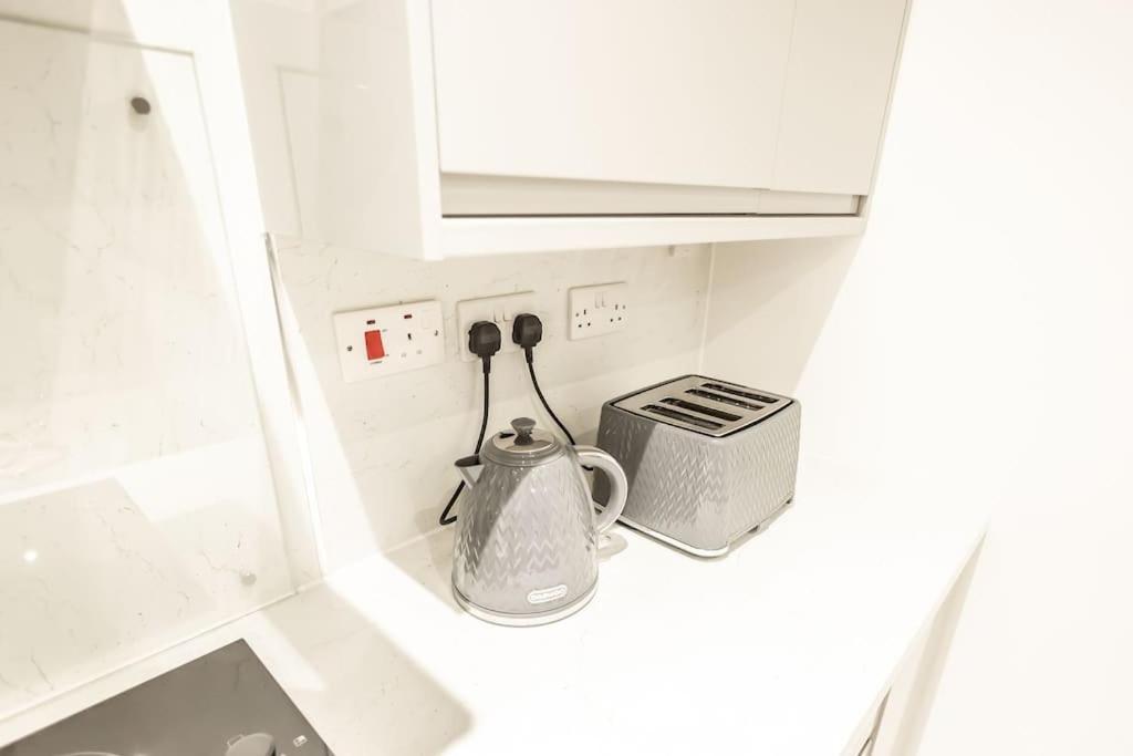 Executive Free On-site Parking, 2 En-suites, Sleeps 4, *