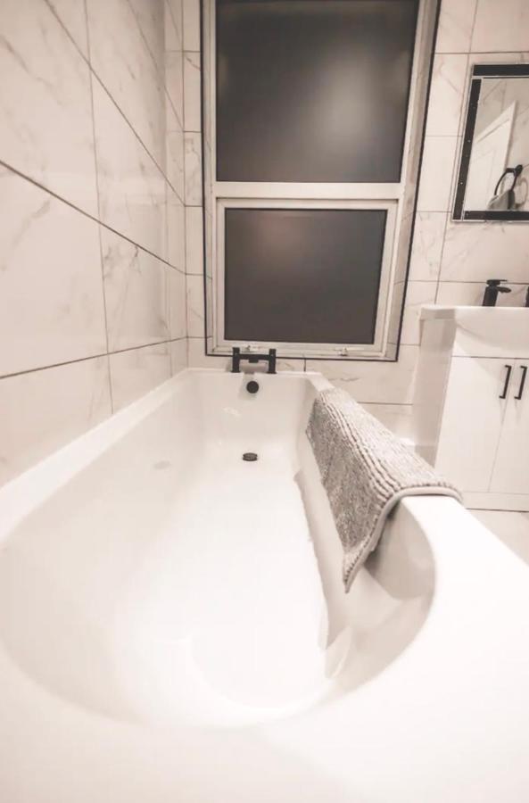 Executive Free On-site Parking, 2 En-suites, Sleeps 4, *