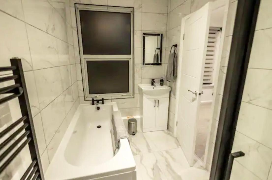 Executive Free On-site Parking, 2 En-suites, Sleeps 4, Apartment