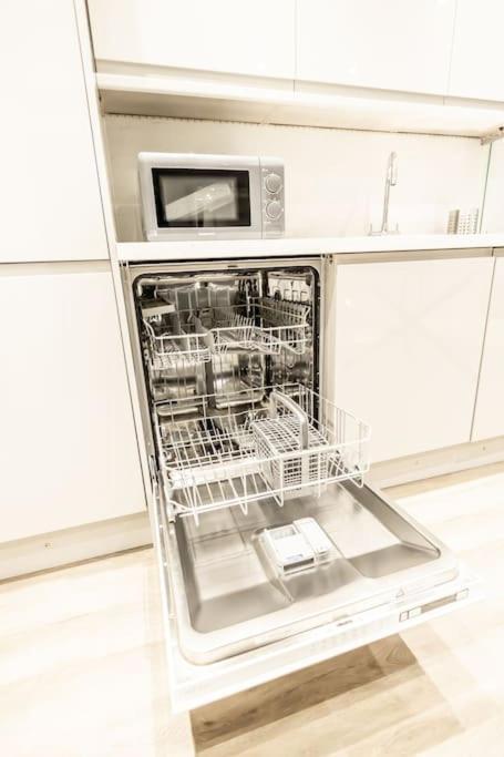 Executive Free On-site Parking, 2 En-suites, Sleeps 4, *