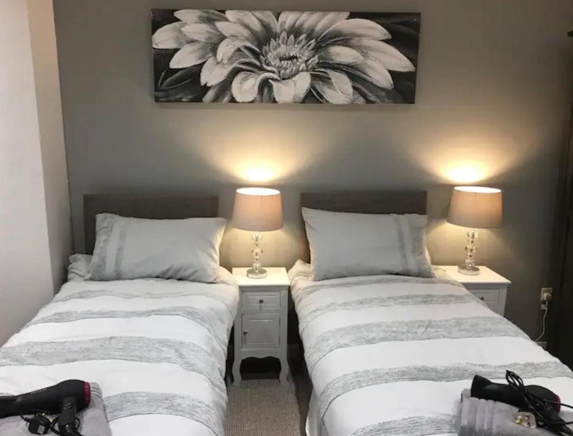 Executive Free On-site Parking, 2 En-suites, Sleeps 4, Apartment