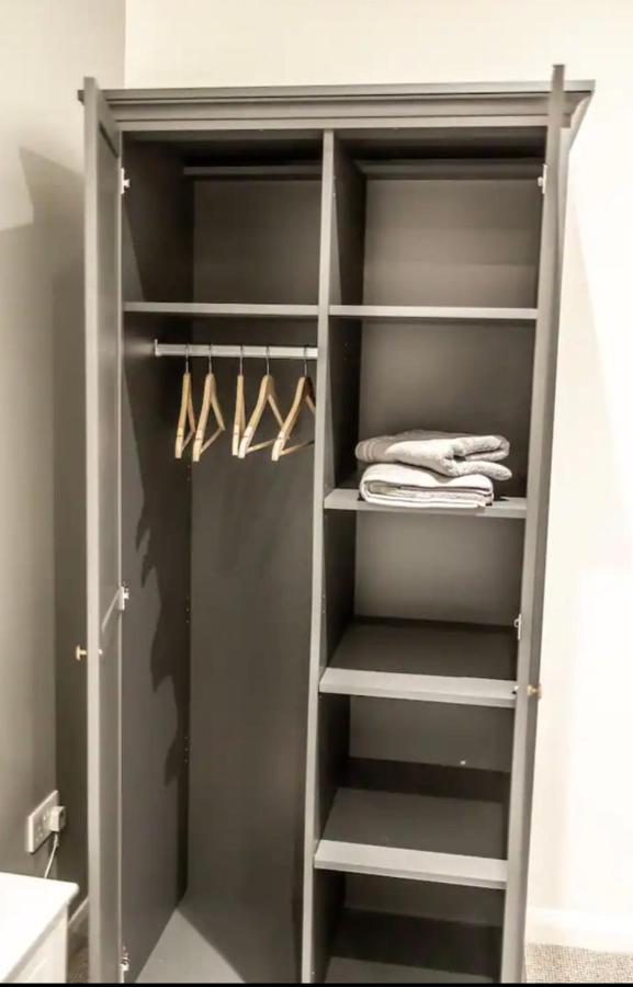 Executive Free On-site Parking, 2 En-suites, Sleeps 4, Apartamento Swindon