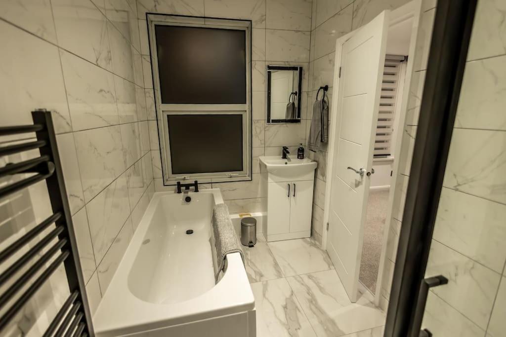 Executive Free On-site Parking, 2 En-suites, Sleeps 4, Apartment