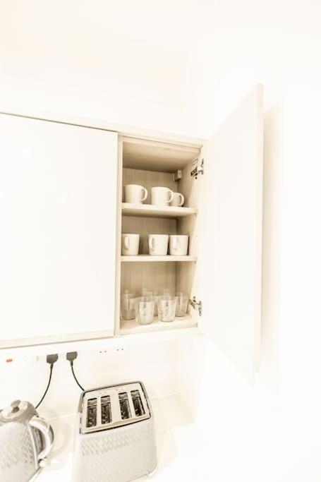 Apartment Executive Free On-site Parking, 2 En-suites, Sleeps 4, Swindon