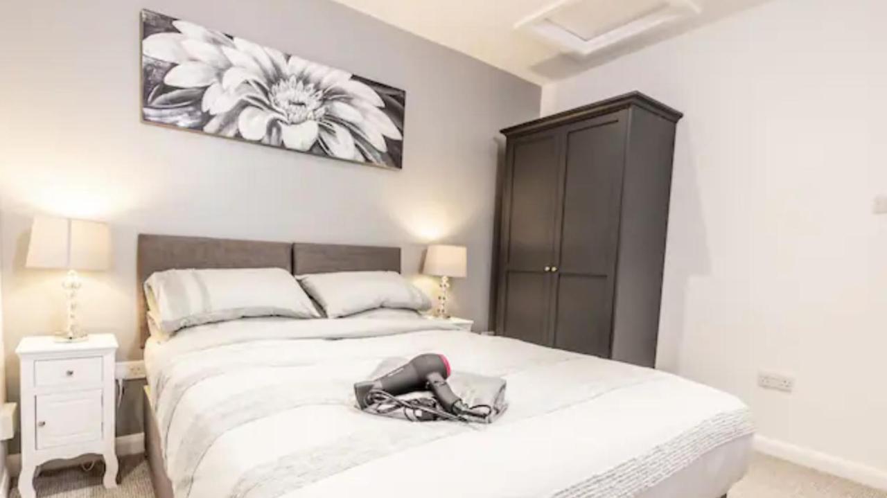 Apartment Executive Free On-site Parking, 2 En-suites, Sleeps 4, Swindon