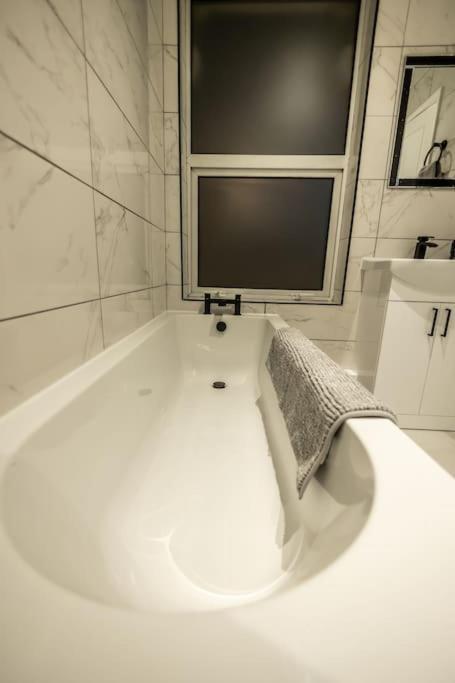 Executive Free On-site Parking, 2 En-suites, Sleeps 4, Apartment Swindon