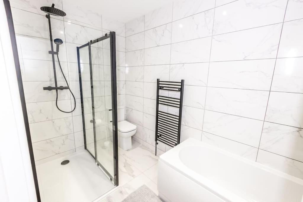 Apartment Executive Free On-site Parking, 2 En-suites, Sleeps 4,