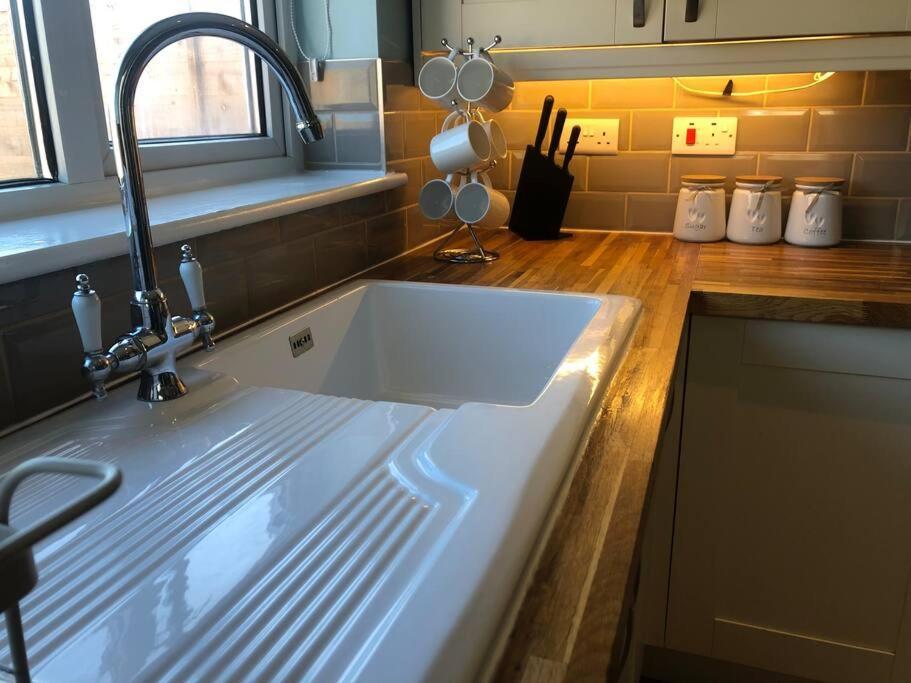 Edinburgh Street - Beautiful House With Free Parking And Wifi, Equipped With Comfy Furnitures *