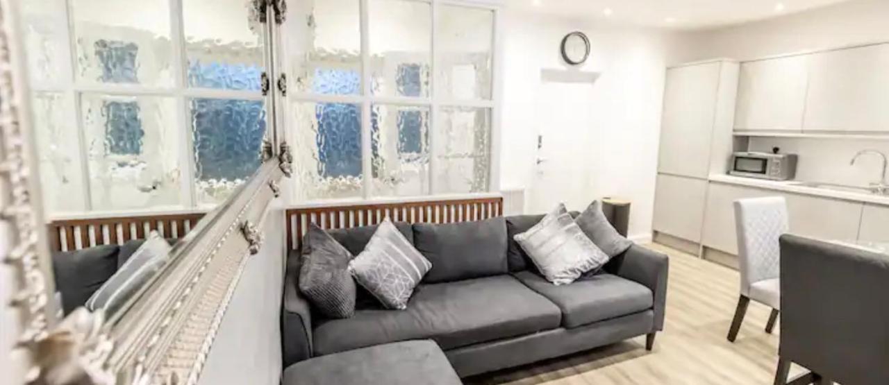 Executive Free On-site Parking, 2 En-suites, Sleeps 4, Apartment
