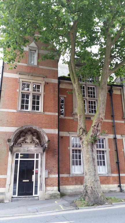 Comfortable Town Centre Apartments, Free Parking, Sleeps Up To 8 Apartment Swindon