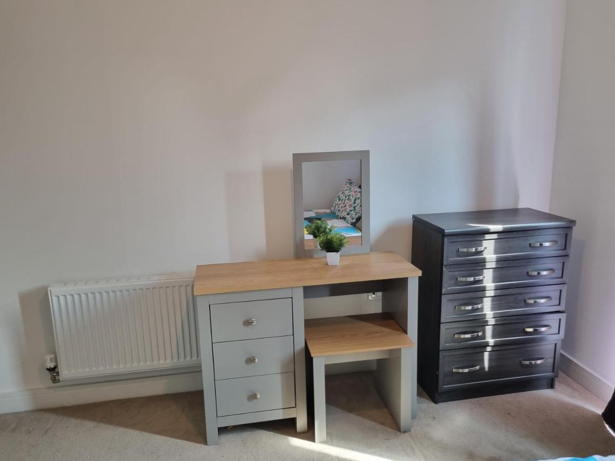 A Spacious And Hearty 2bd * Swindon