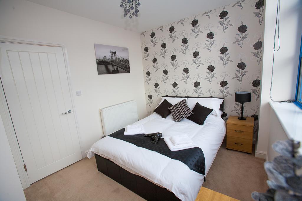 Comfortable Town Centre Apartments, Free Parking, Sleeps Up To 8 *