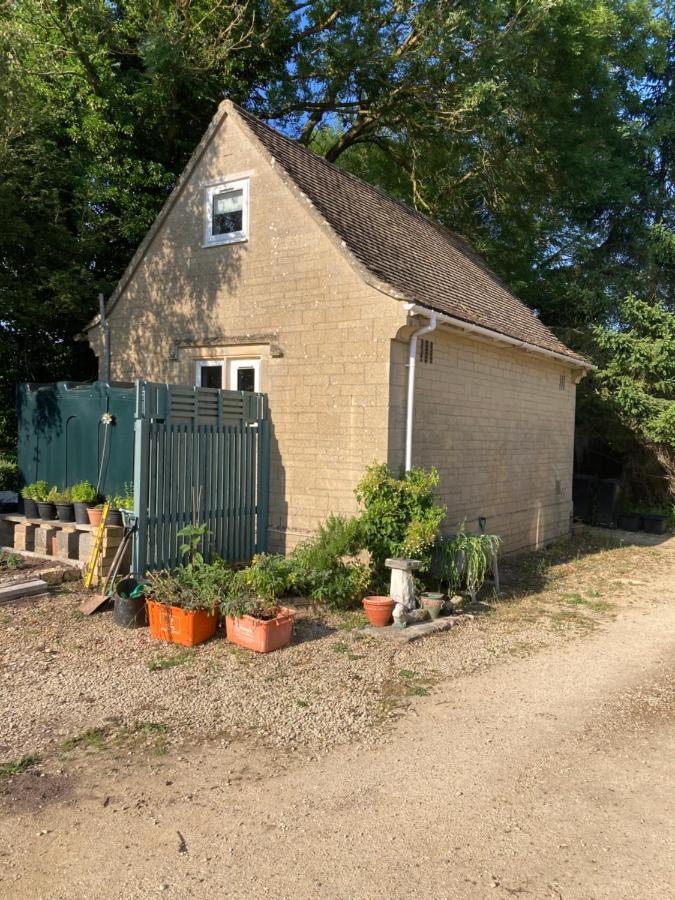 Raglans Guest house Swindon