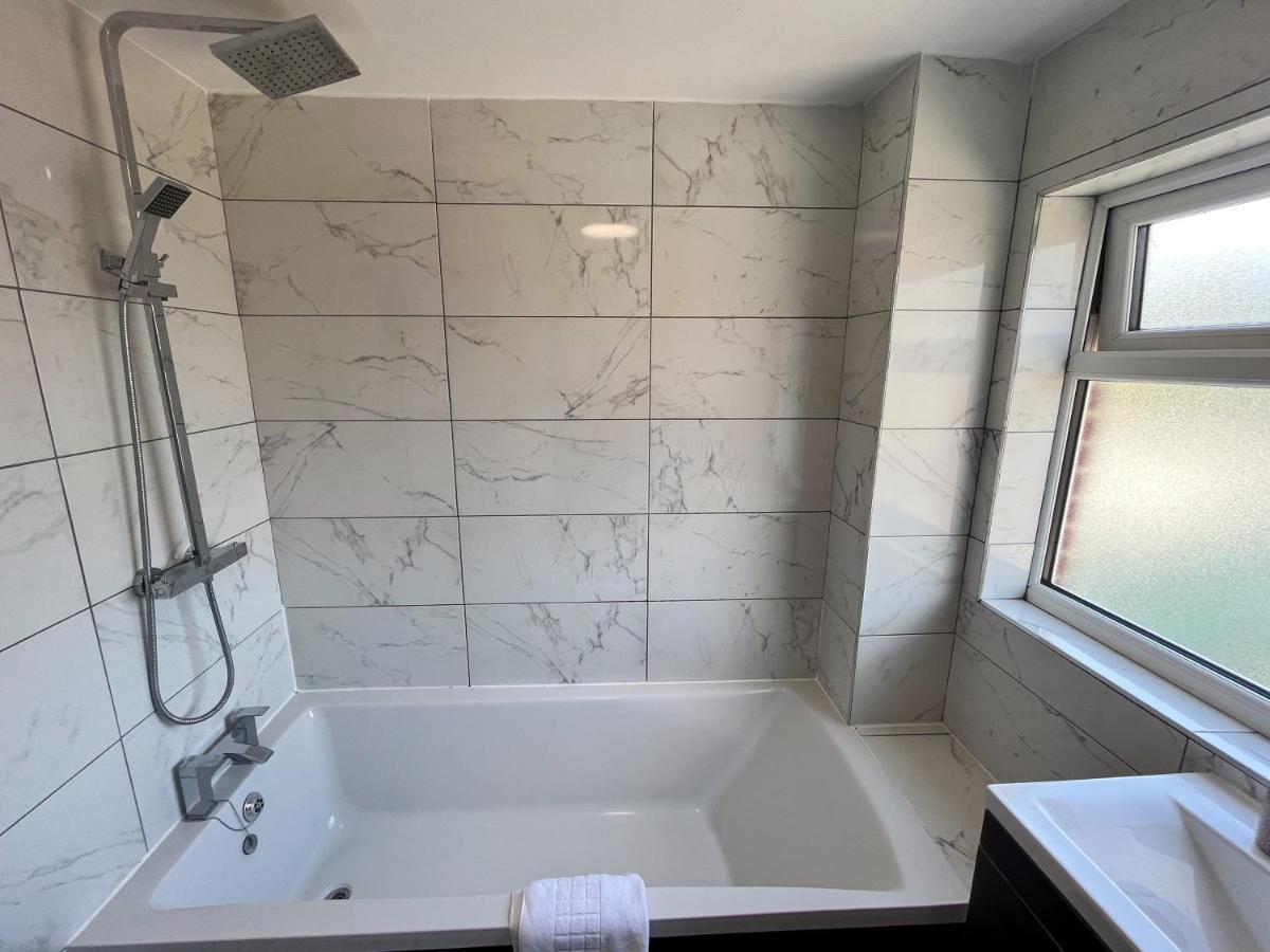 The Quiet Sanctuary - 4 Bedroom Swindon