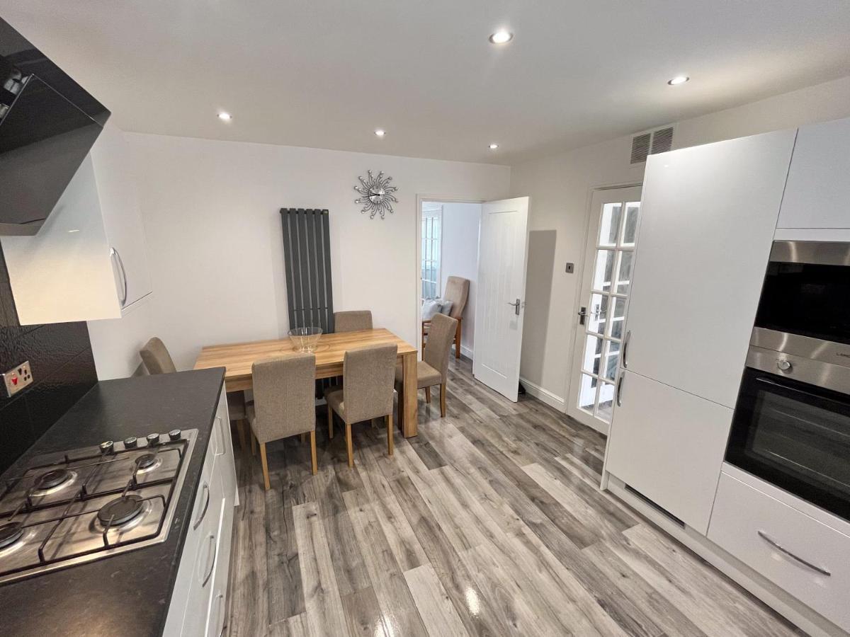 The Quiet Sanctuary - 4 Bedroom Swindon