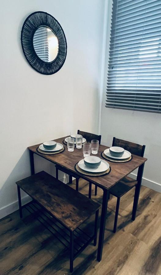 Apartment Burkhardt Hall- Parking Included- Sleeps 4 Swindon
