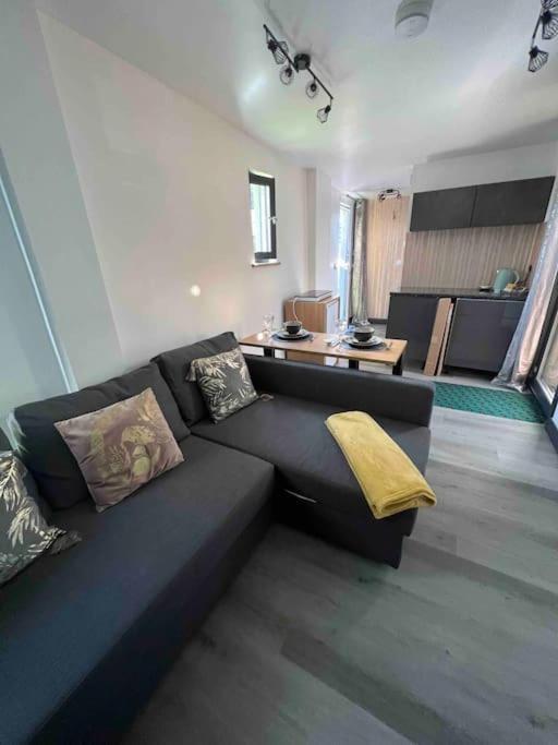 Modern In Peaceful Area *