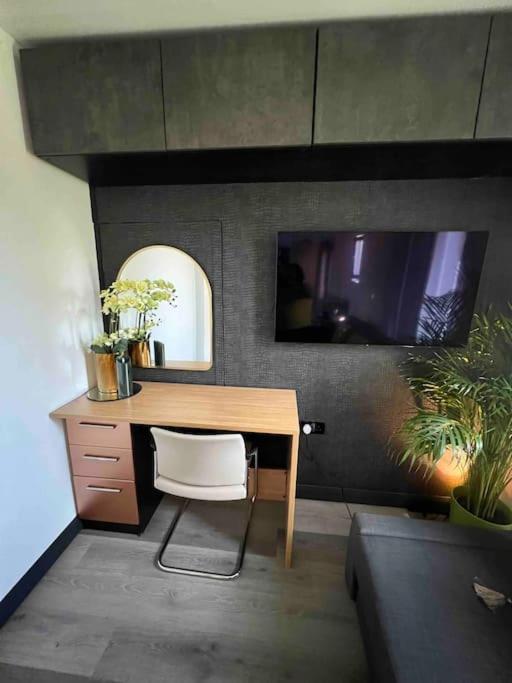 Modern In Peaceful Area Apartment *