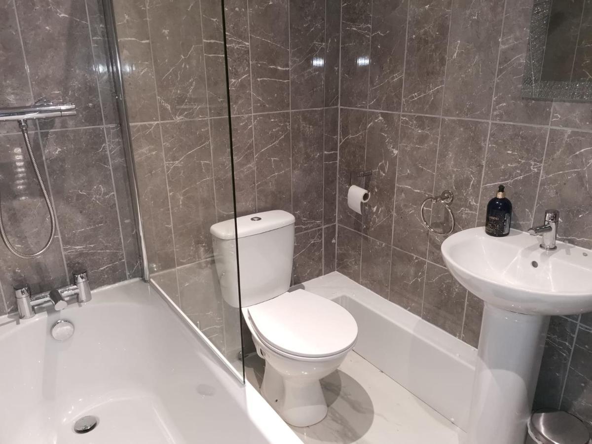 Amber Apartments, Free Parking, 3 Bedrooms, Sleeps 5, 1 En-suite 1 Bath/shower