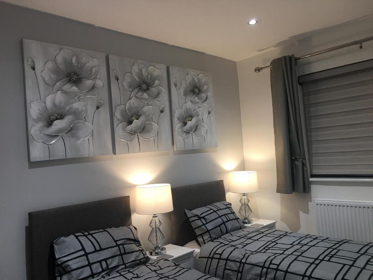 Amber Apartments, Free Parking, 3 Bedrooms, Sleeps 5, 1 En-suite 1 Bath/shower