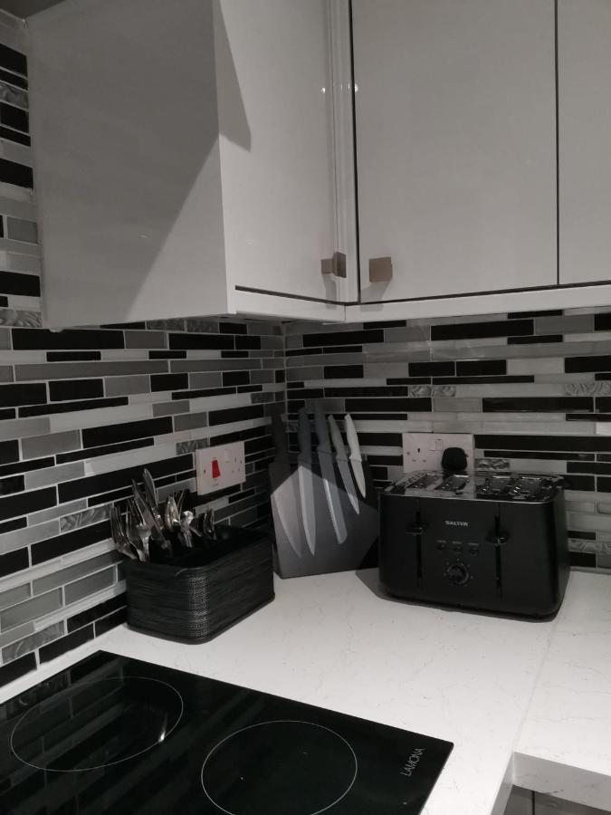 Apartment Amber Apartments, Free Parking, 3 Bedrooms, Sleeps 5, 1 En-suite 1 Bath/shower Swindon