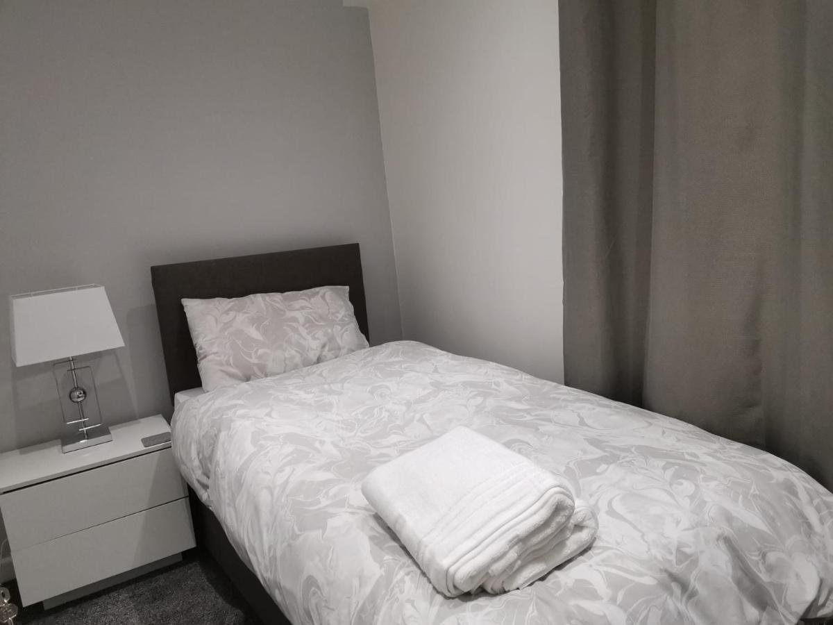 Amber Apartments, Free Parking, 3 Bedrooms, Sleeps 5, 1 En-suite 1 Bath/shower Apartment Swindon