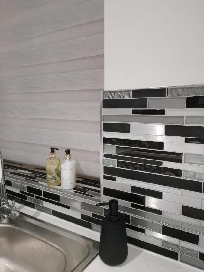 Amber Apartments, Free Parking, 3 Bedrooms, Sleeps 5, 1 En-suite 1 Bath/shower Apartment