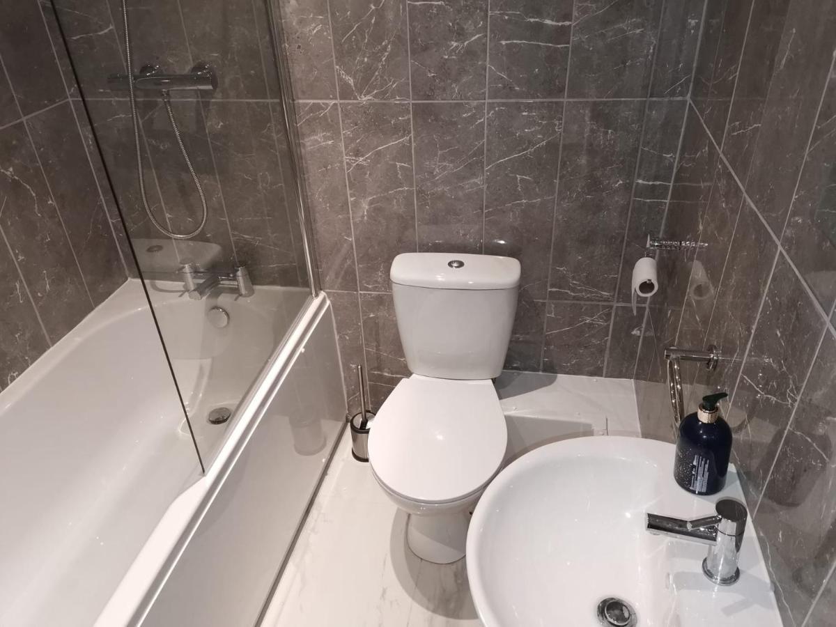 Amber Apartments, Free Parking, 3 Bedrooms, Sleeps 5, 1 En-suite 1 Bath/shower * Swindon