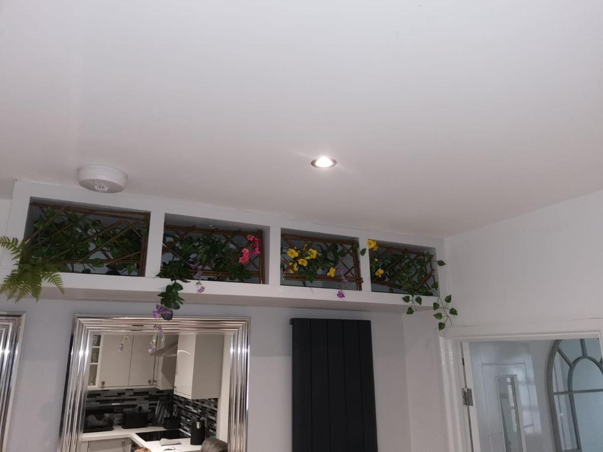 Amber Apartments, Free Parking, 3 Bedrooms, Sleeps 5, 1 En-suite 1 Bath/shower Swindon