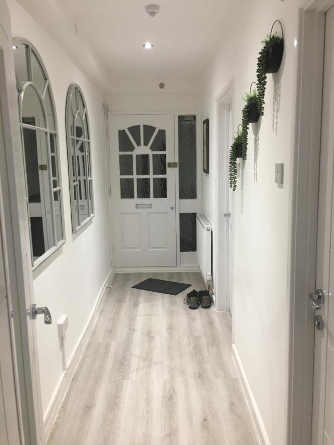Amber Apartments, Free Parking, 3 Bedrooms, Sleeps 5, 1 En-suite 1 Bath/shower