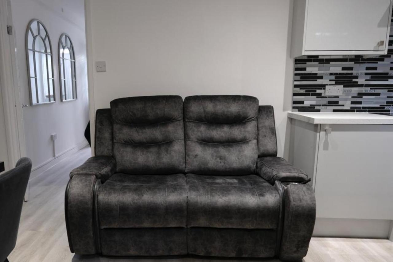 Amber Apartments, Free Parking, 3 Bedrooms, Sleeps 5, 1 En-suite 1 Bath/shower Swindon