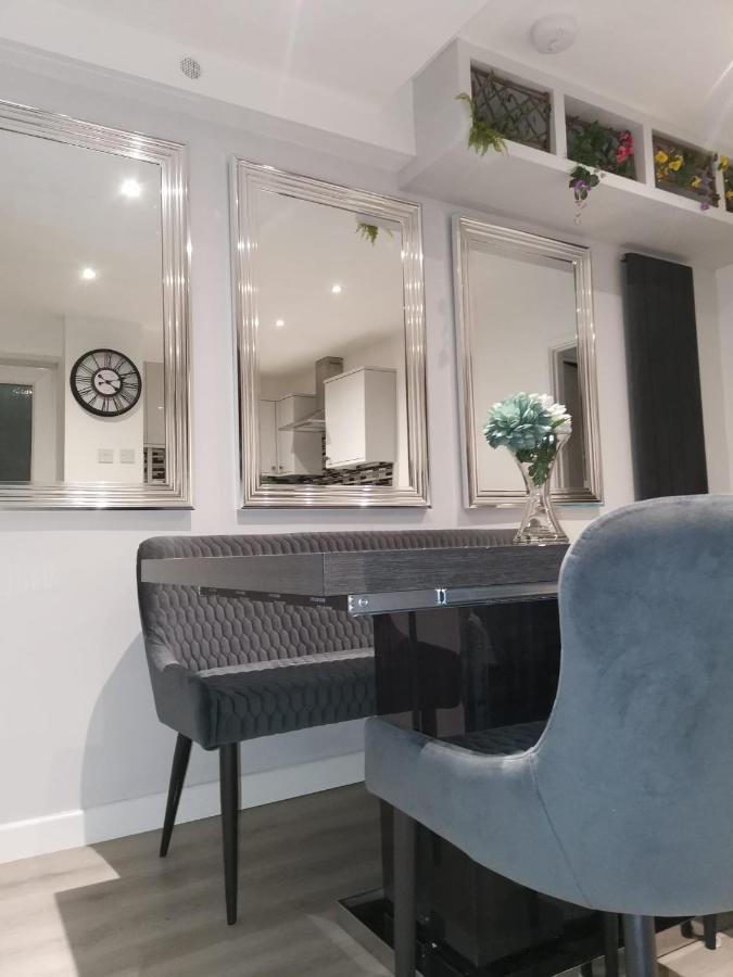 Amber Apartments, Free Parking, 3 Bedrooms, Sleeps 5, 1 En-suite 1 Bath/shower * Swindon