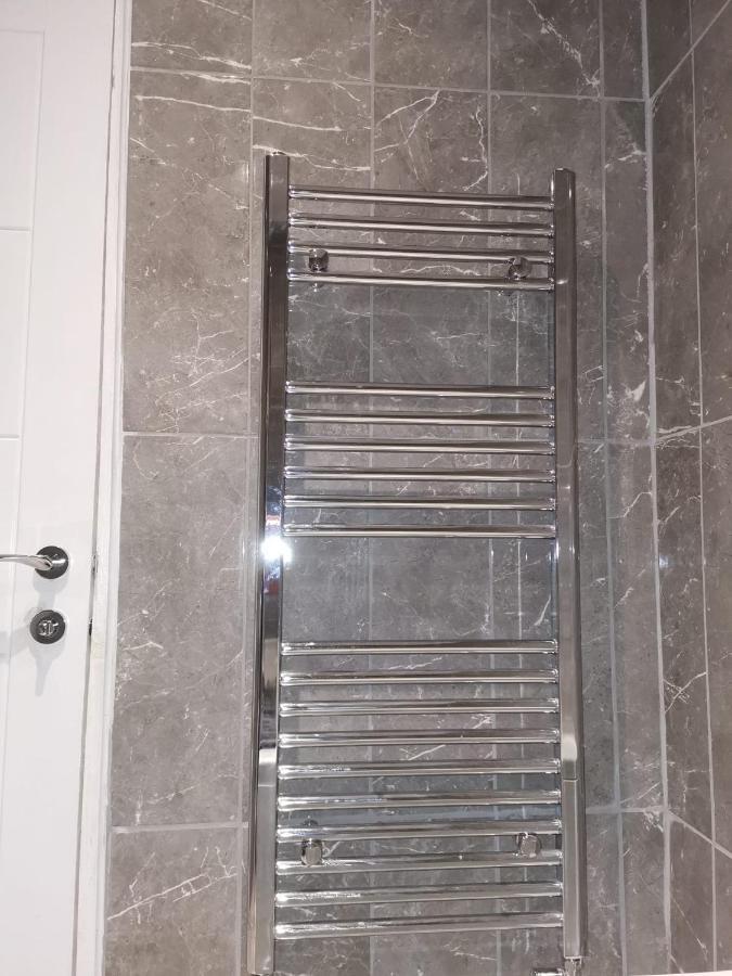 Amber Apartments, Free Parking, 3 Bedrooms, Sleeps 5, 1 En-suite 1 Bath/shower